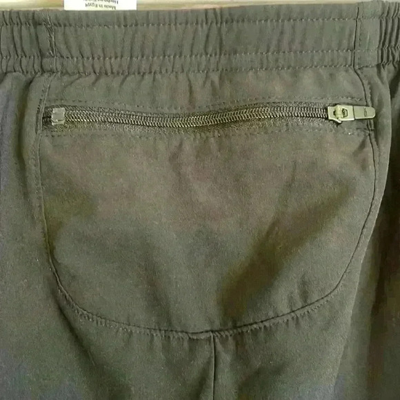 Reebok Men's shorts Black with inside tie waist zippered pocket in back Size XXL - Picture 3 of 5